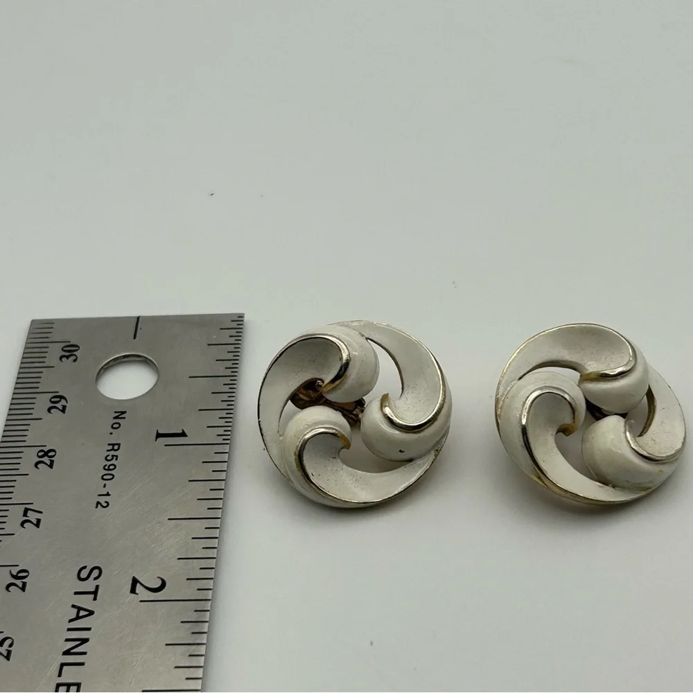 Vintage Trifari White Swirl Cream Clip On Earrings Gold Tone Filigree Statement